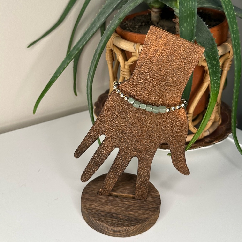 Mariyn Schiff Gold & Sage Green Beaded Stretch Bracelet – Boho Minimalist